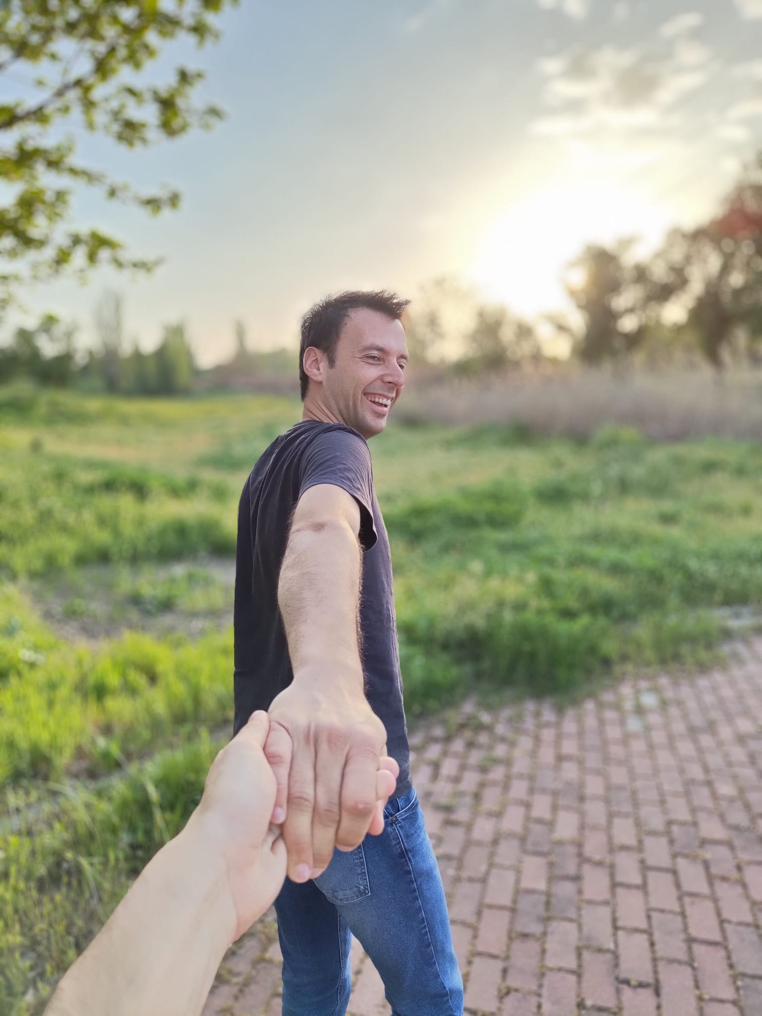 Hombre en el campo dando la mano